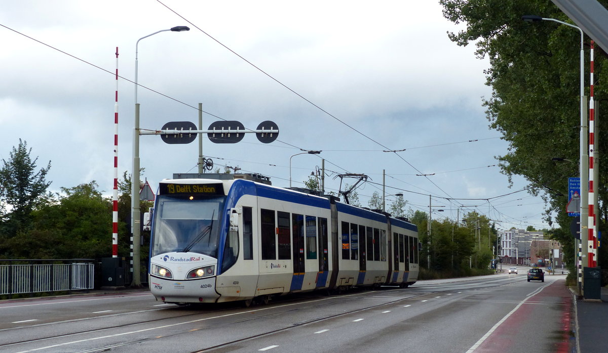 RandstadRail-Fahrzeug 4024 am auf der Reineveldbrug. Die RandstadRail ist ein städteübergreifendes Stadtbahnnetz, die Linie 16 verkehrt zwischen Leidschendam Leidsenhage, Ypenburg und Delft Bahnhof. 25.8.2018, Delft