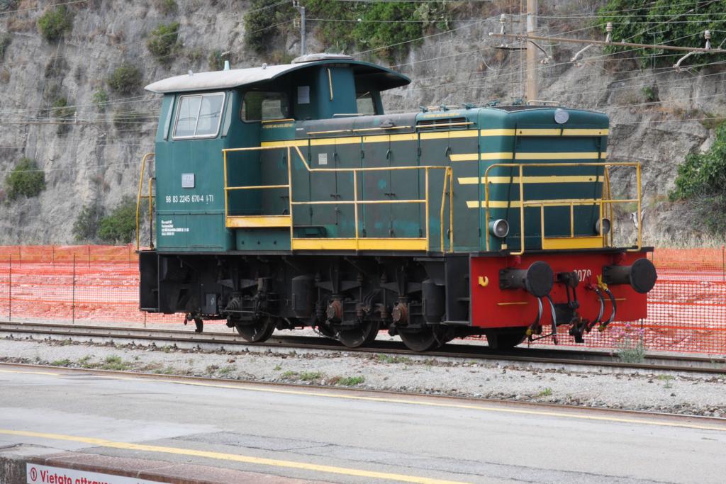 Rangier Diesellok 245670 am 9.6.2015 im italienischen Grenzbahnhof Ventimiglia. 