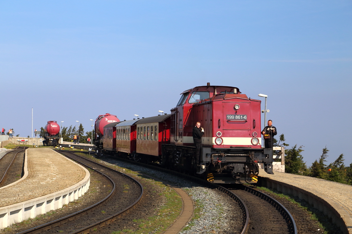 Rangierarbeiten von 199 861 mit Sonder-GmP am 21.04.2018 im Brockenbahnhof. (Bild 2) Nachdem einer der Kesselwagen auf dem Abstellgleis  geparkt  wurde, zieht der Zug jetzt wieder etwas vor.