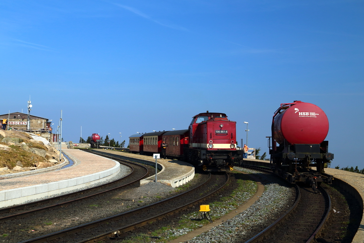 Rangierarbeiten von 199 861 mit Sonder-GmP am 21.04.2018 im Brockenbahnhof. (Bild 8) Der Packwagen wurde dem Zug wieder beigestellt und angekuppelt. Zu guter Letzt muß nun auch noch der rechts auf Gleis 3 stehende Kesselwagen wieder zum Zug gebracht werden.