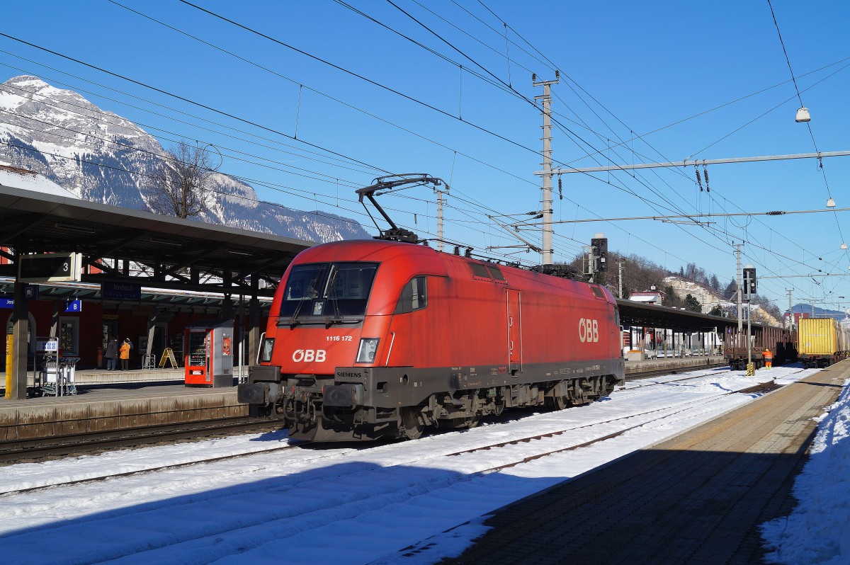 Rangierbetrieb in Jenbach: 1116 172 setzt von Bahnsteig 4 um auf den Güterzug mit Rungenwagen. So gesehen am 12. Februar 2015.