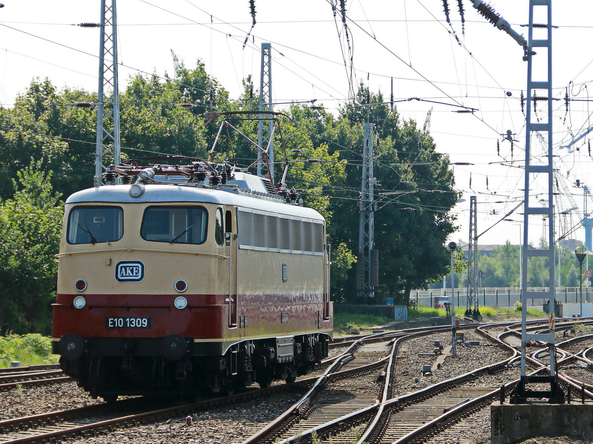 Rangierfahrt E 10 1309 im Bahnhof von Warnemünde am 30. August 2017.