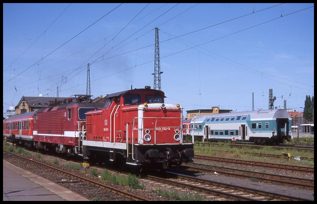 Rangierlok 345132 in neuer DB Lackierung schleppt 143139 am 9.8.1998 im HBF Halle (Saale).