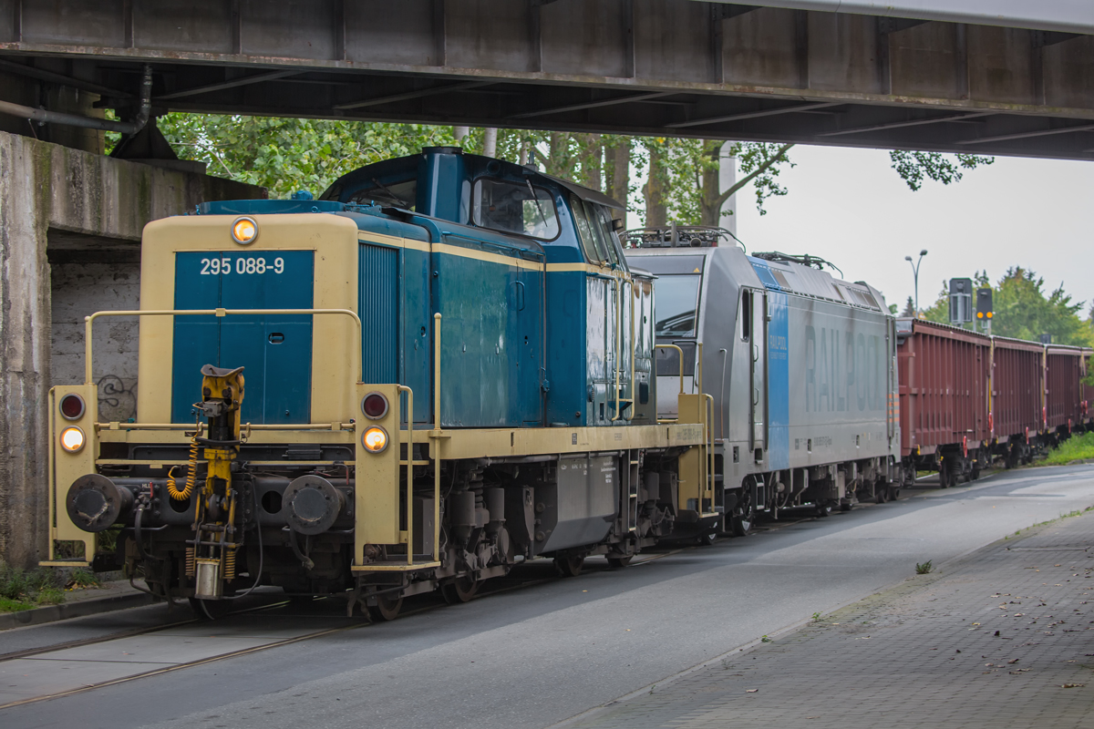 Rangierlok der BR 295 mit einer Railpool E-Lok und Ta-Wagen auf Rangierfahrt in Stralsund Rügendamm. - 25.09.2017