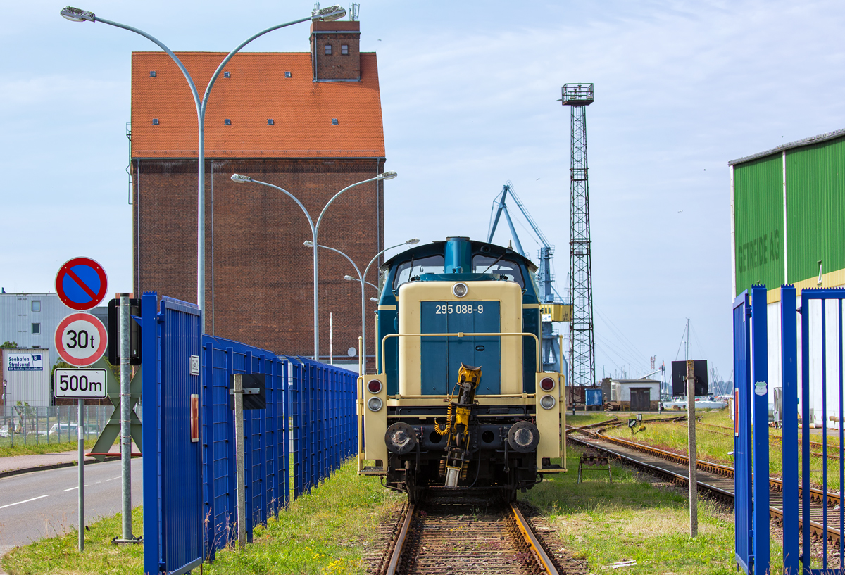 Rangierlok der BR 295 vor dem geöffneten Tor des Nordhafens in Stralsund. - 28.06.2017