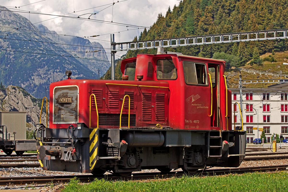 Rangierlok Tm 2/2 4972 der Matterhorn Gotthard Bahn steht am 11.8.2015 im Bahnhof Andermatt.