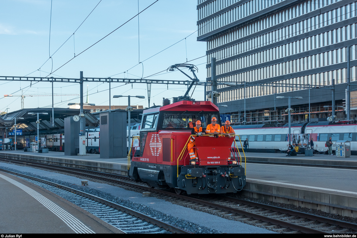 Rangierteam auf der Ee 922 025 im Einsatz am 12. Oktober 2018 in Zürich HB.