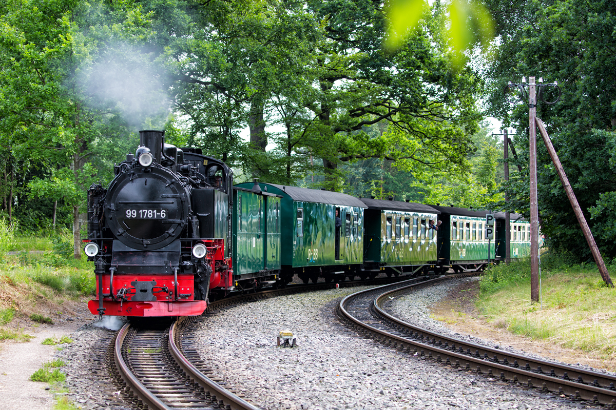 Rasender Roland vor den Bahnsteigen zur Kreuzung in Sellin Ost. - 11.07.2017