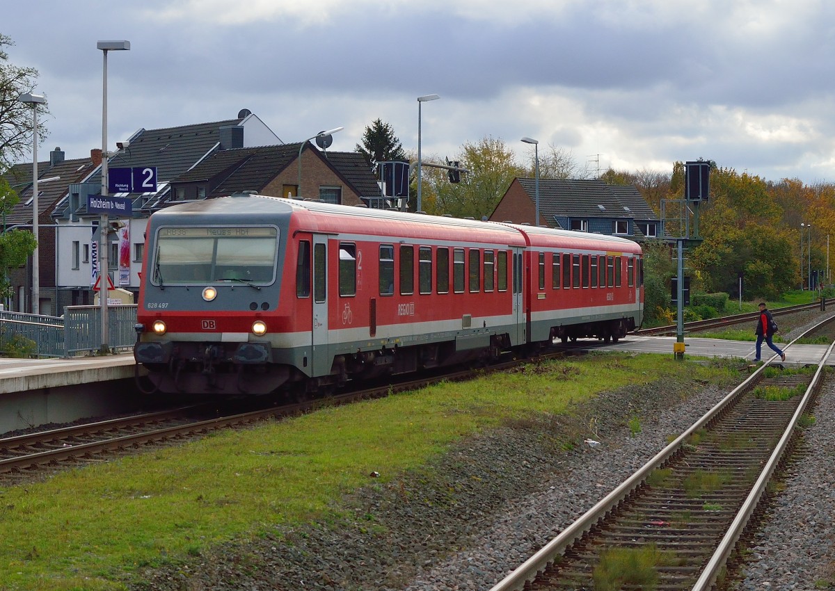 RB 11160 nach Neuss ist hier bei der Einfahrt in Holzheim zu sehen.....
der 628 497 ist noch nicht ganz vom B herunter, da strmt noch schnell ein verspteter Fahrgast an den Schranken vorbei. 10.11.2013