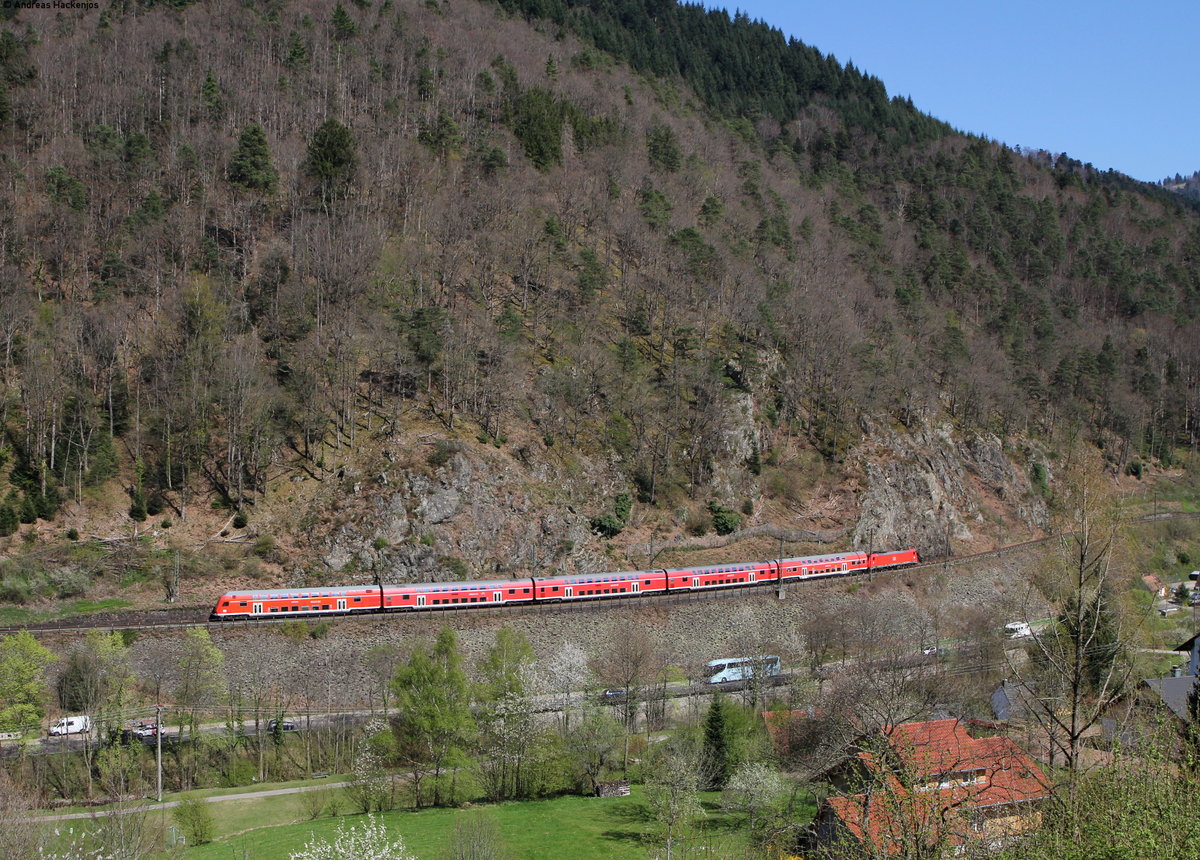 RB 17228 (Neustadt(Schwarzw)-Freiburg(Brsg)Hbf) mit Schublok 146 233-2  Donaueschingen  bei Falkensteig 7.4.17