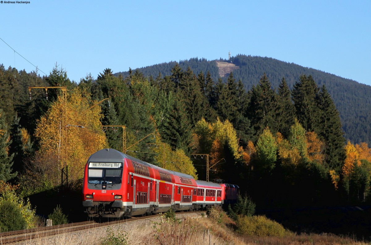 RB 26990 (Neustadt(Schwarzw)-Freiburg(Brsg)Hbf) mit Schublok 143 640-1 bei Titisee 26.10.15