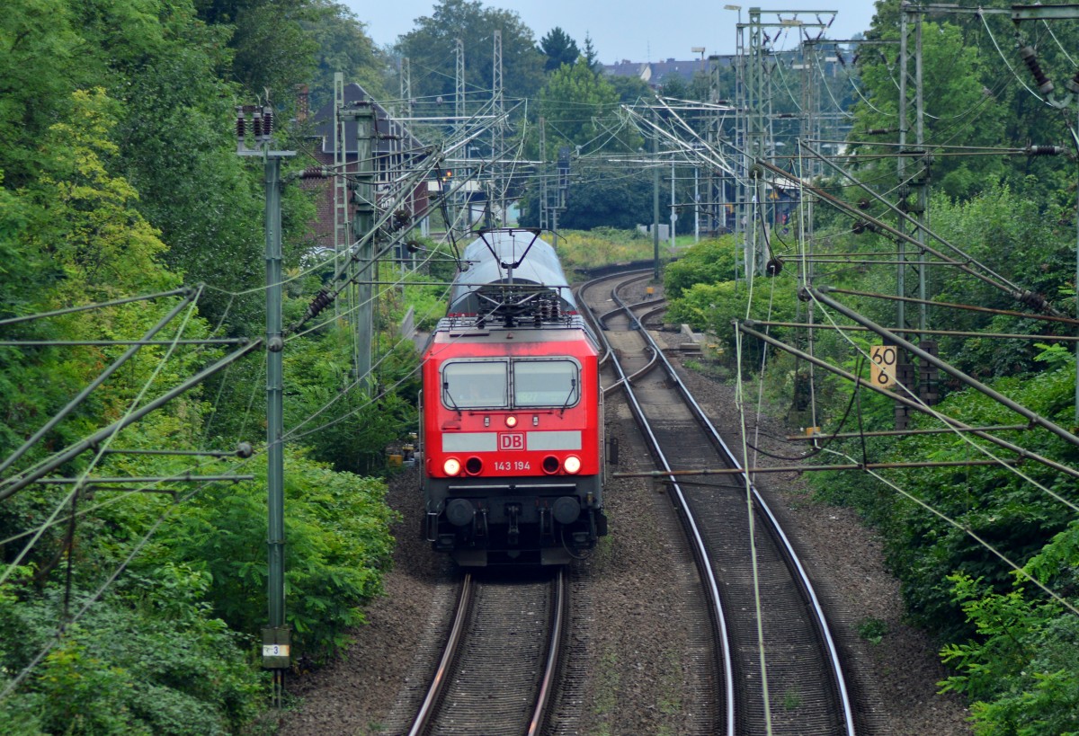 RB 27 nach Mönchengladbach fährt in den Einschnitt an der Hohlstraße in Rheydt.
Zuglok ist die 143 194 am Abend des 18.8.2015