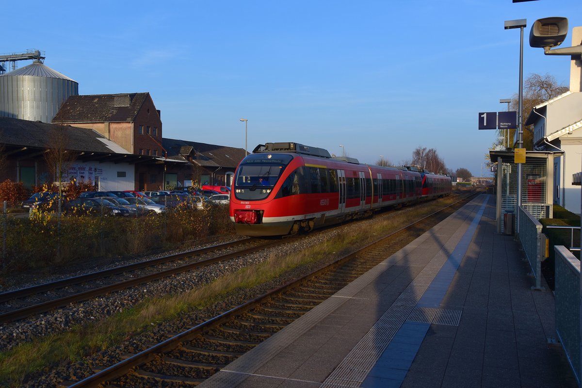 RB 38 in Kapellen Erft bei der Einfahrt, der Zug ist ein RB 38 von Düsseldorf Hbf nach Köln Deutz/Messe am Freitagnachmittag den 16.Dezember 2016.