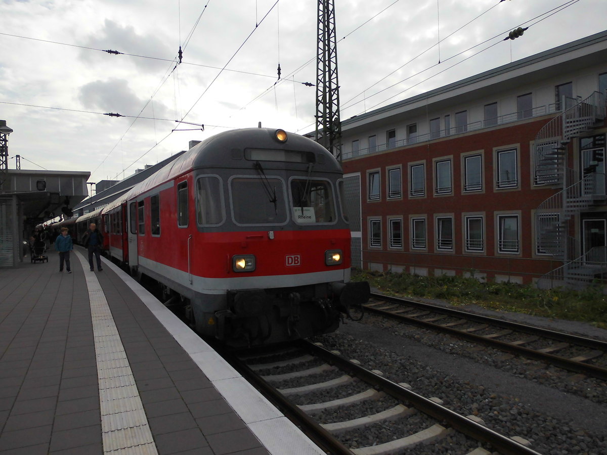 RB 65 Verstärker steht mit Karlsruher Kopf voraus in Münster Hbf und wird in Kürze nach Rheine aufbrechen.
Oktober 2017