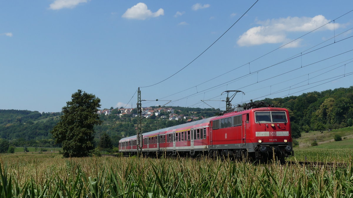 RB Stuttgart - Süßen kurz vor Uhingen, das obligatorische Maisfeld ist im Sommer zwar hochgewachsen, es lässt sich aber noch gerade so fotografieren. Aufgenommen am 30.7.2018 13:40