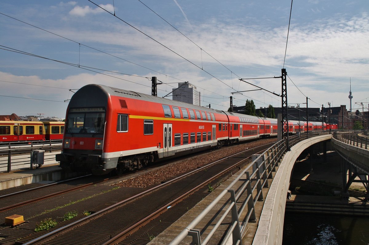 RB14 (RB18614) von Berlin Ostbahnhof nach Nauen erreicht am 14.5.2017 den Berliner Hauptbahnhof. Schublok war 143 020-6.