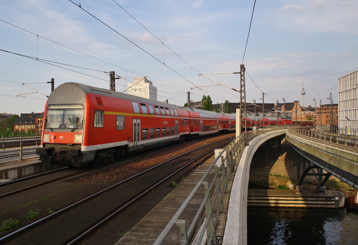 RB14 (RB18628)  Airport-Express  von Berlin Schönefeld Flughafen nach Nauen erreicht am 12.5.2017 den Berliner Hauptbahnhof. Schublok war 143 020-6.