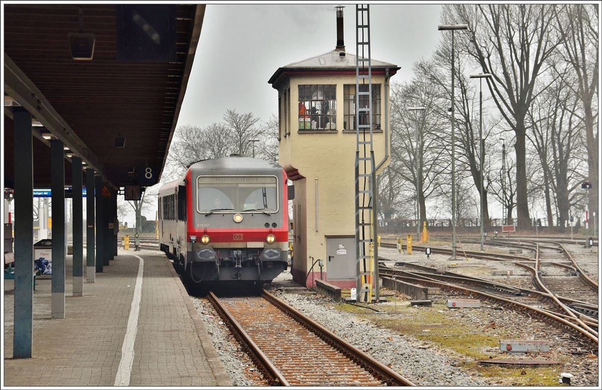 Rb22846 nach Aulendorf mit 628 901/629 001 in Lindau Hbf. Das Stellwerk ist besetzt. (14.02.2017)