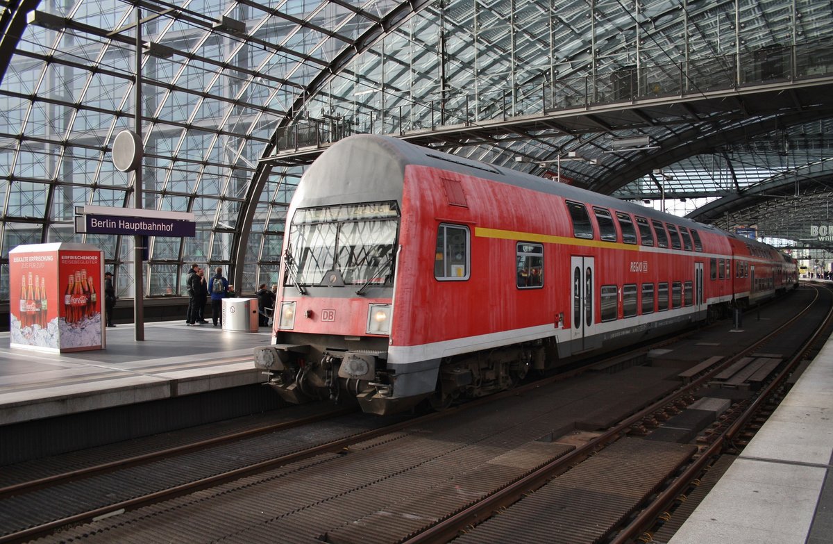 RB26321  S-Bahn Ersatzverkehr  von Berlin Charlottenburg nach Berlin Friedrichstraße macht sich am 29.10.2016 im Berliner Hauptbahnhof auf den Weg. Schublok war 143 193-1.