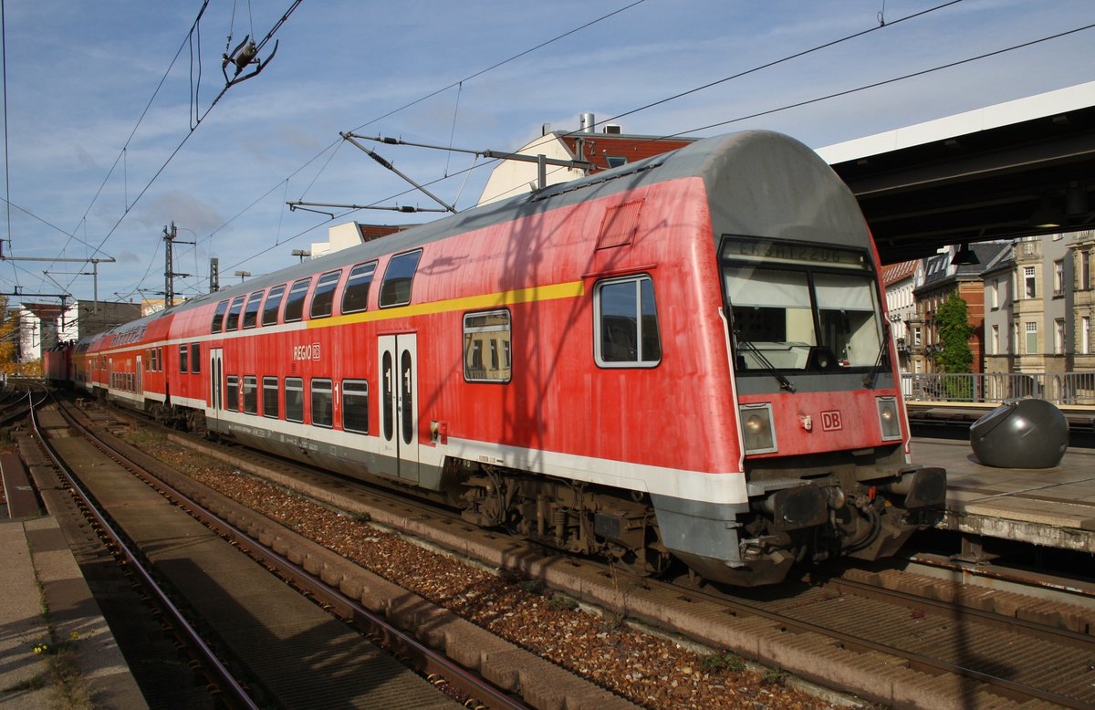 RB26325  S-Bahn Ersatzverkehr  von Berlin Charlottenburg nach Berlin Friedrichstraße erreicht am 29.10.2016 den Bahnhof Berlin Friedrichstraße. Schublok war 143 193-1.