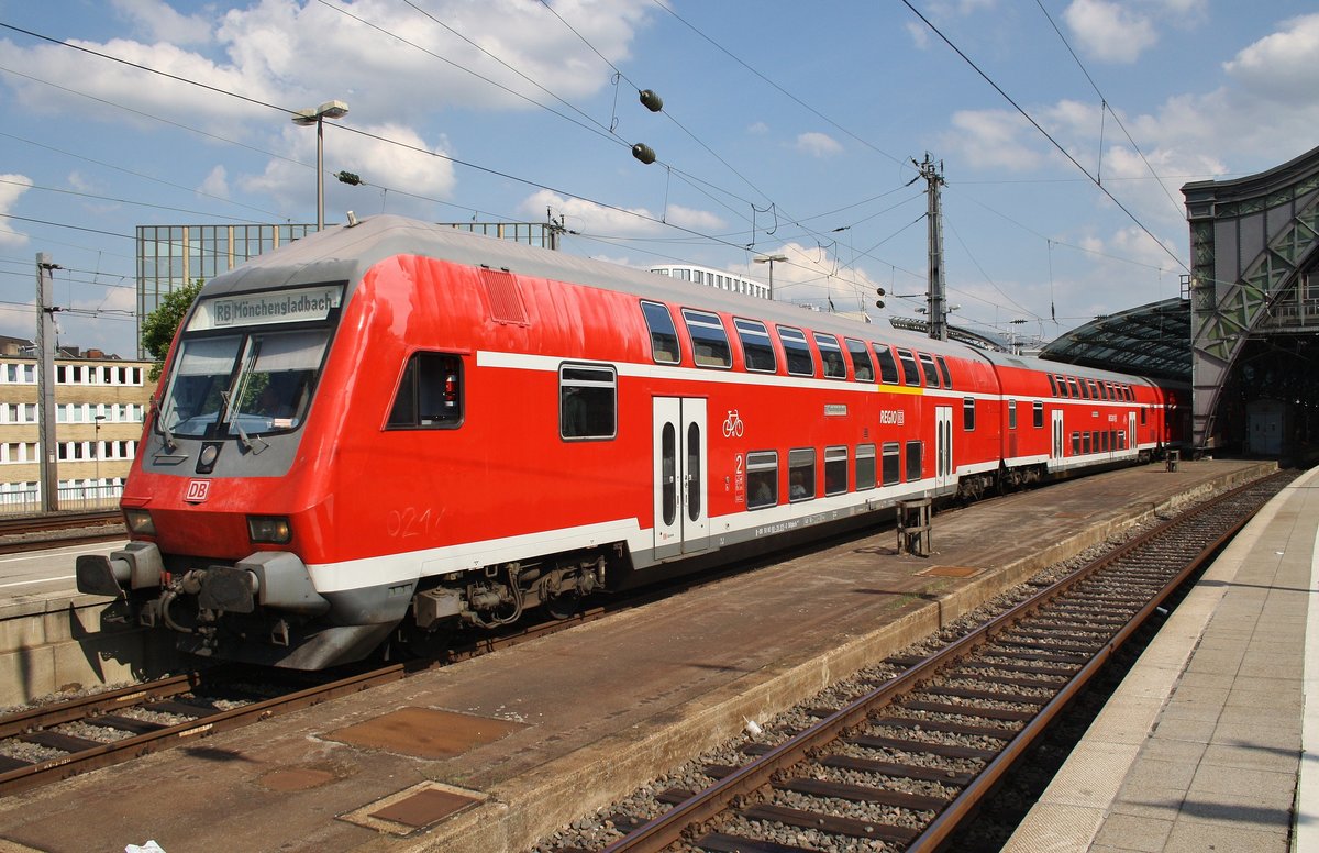 RB27 (RB12522)  Rhein-Erft-Bahn  von Koblenz Hauptbahnhof nach Mönchengladbach Hauptbahnhof macht sich am 4.7.2017 im Kölner Hauptbahnhof auf den Weg. Schublok war 143 661.