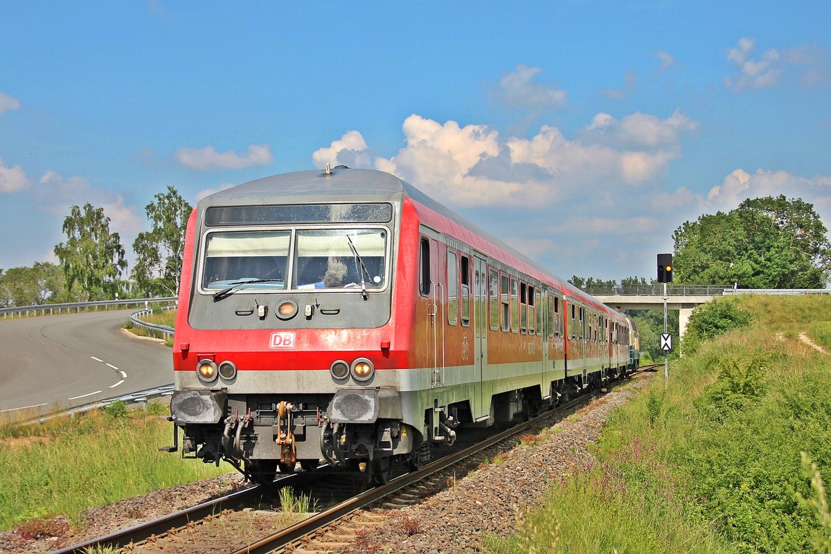 RB4 (23019) von Kassel Wilhelmshöhe nach Korbach kurz hinter Volkmarsen. Aufgrund des Hessentages wird ein 3 Wagen Zug geschoben von 218 460 eingesetzt. Normalerweise sind nur Triebwagen der Baureihe 628/646/642, meistens Solo, auf dieser Strecke unterwegs. 30.05.2018