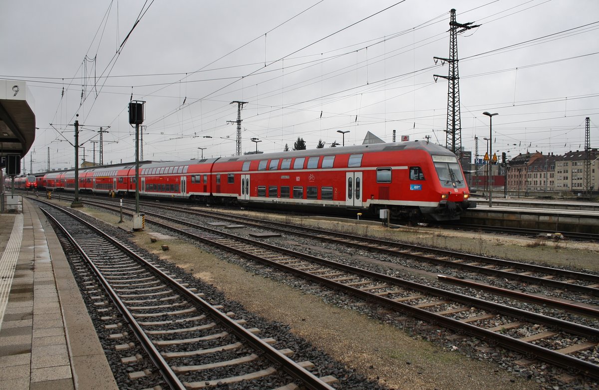 RB59093 von Nürnberg Hauptbahnhof nach München Hauptbahnhof wartet am 28.12.2017 im Startbahnhof auf Abfahrt. 