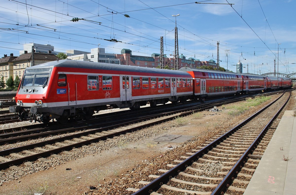 RB59147 von Treuchtlingen nach München Hauptbahnhof erreicht am 14.8.2017 die bayrische Landeshauptstadt. Schublok war 111 188-9.
