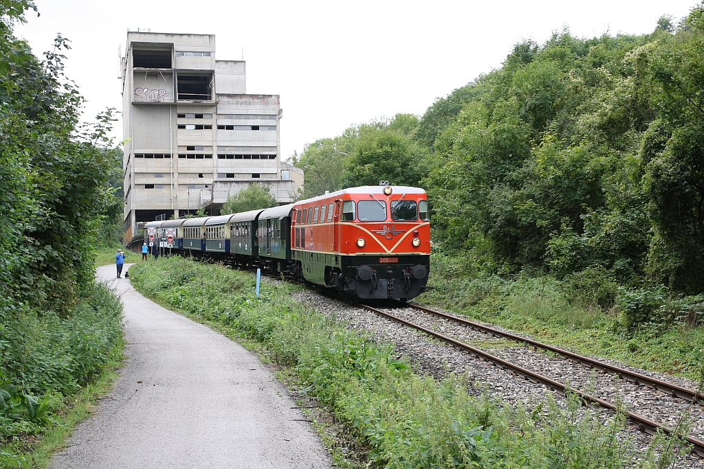 RBAHN 2050.09 fährt am 03.September 2017 mit Zug2 nach Liesing aus der Ladestelle Waldmühle aus.