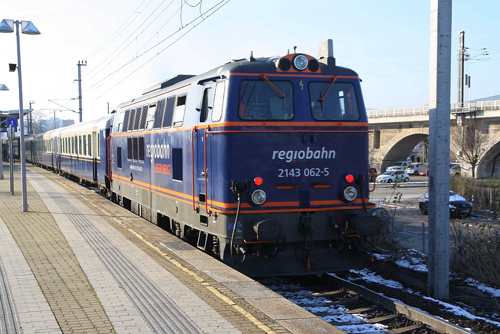 RBAHN 2143 062-5 am 02.Dezember 2017 als Heizlok am Schluß des SLP 17939 (Mistelbach - Praterstern) bei der Durchfahrt in der Haltestelle Siemensstrasse.