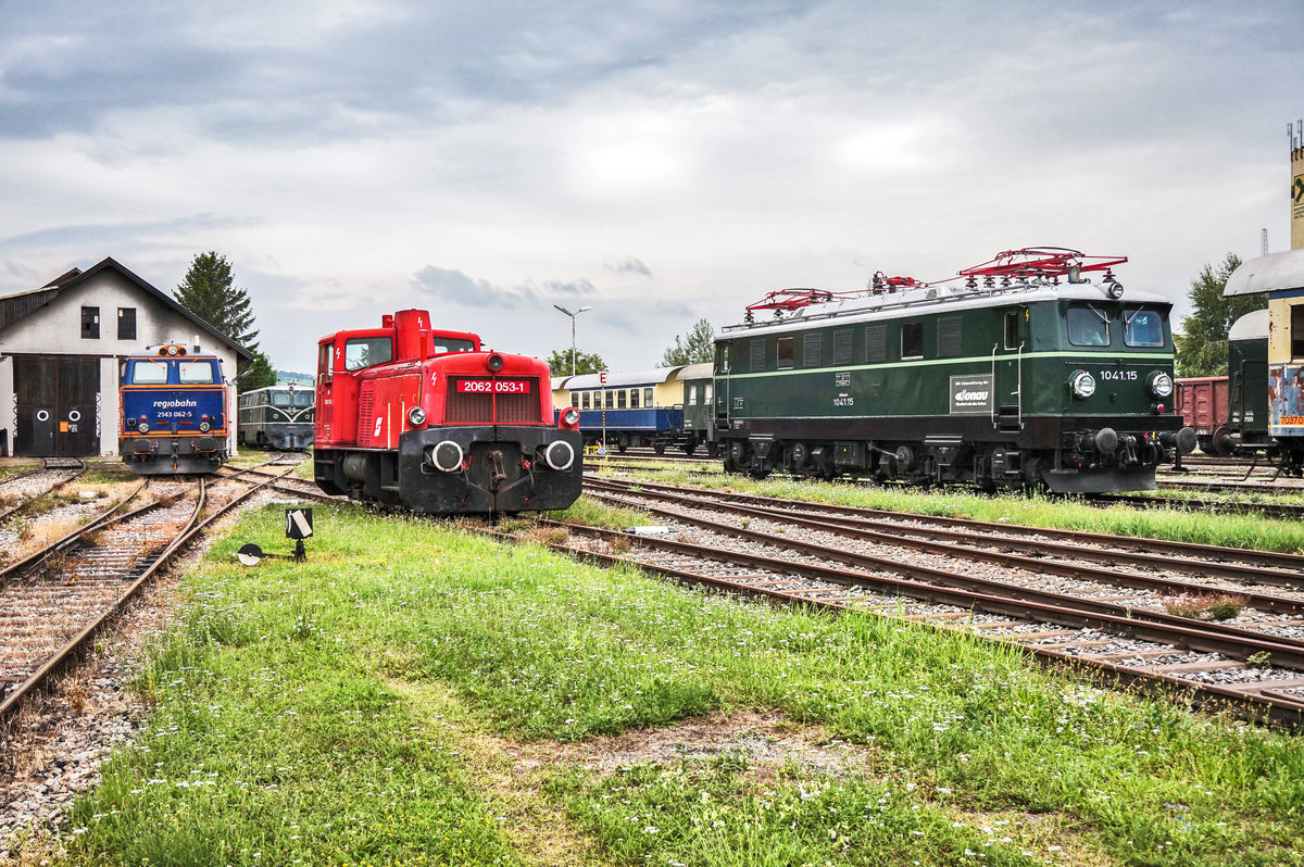 RBAHN 2163 062-5, ÖGEG 2050.05, BIF 2062 053-1 und ARGE 1041.15 stehen am 6.8.2017 im Mistelbacher Lokalbahnhof.

(Aufgenommen im öffentlich zugänglichen Vereinsgelände)