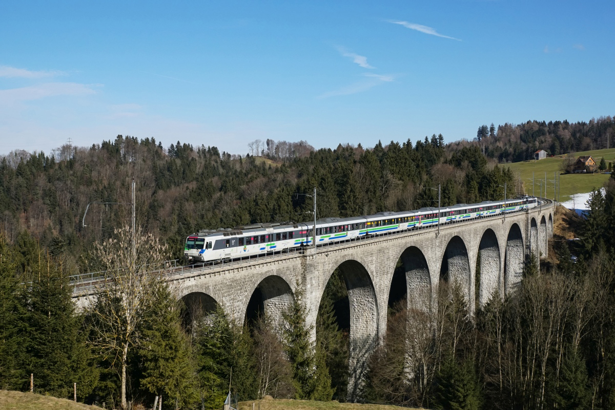 RBDe 561 081-1 nähert sich am 19.02.2017 mit dem VAE 2576 Degersheim.