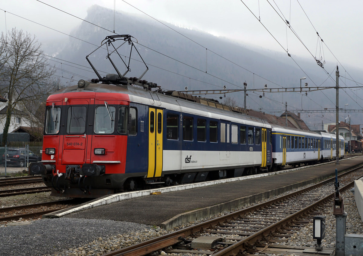 RBe 540 074-2 von dsf-Koblenz im Personenverkehr bei der Oensingen-Balsthal-Bahn am 22. Januar 2019. Die Aufnahme ist nach der Ankunft in Balsthal entstanden. Fotostandort Veloparkplatz, Bildausschnitt Fotoshop.
Foto: Walter Ruetsch 