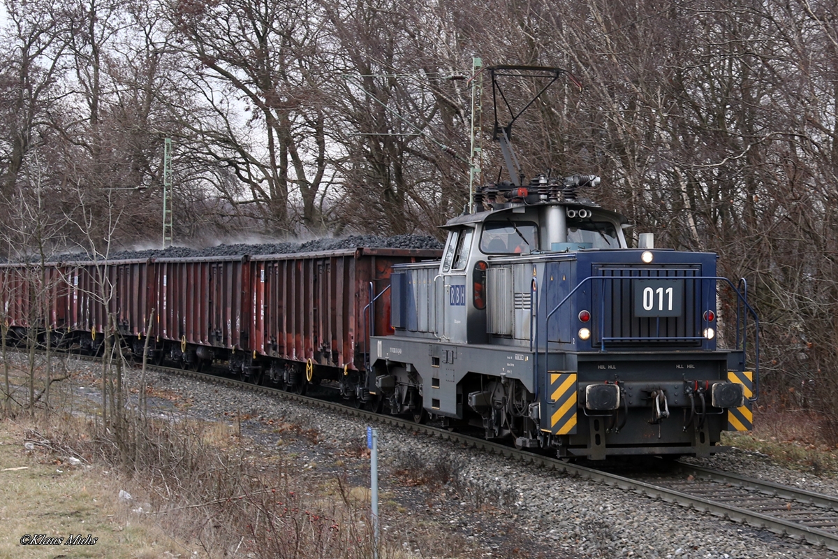 RBH 011 (Henschel E1200 - Baujahr 1984 - Nr.32773 -Bo´Bo´ - 1600kw - 100kmh) ist mit einem Ealos-Zug, beladen mit frischem Koks, von der Kokerei Prosper kommend in Richtung Hafen unterwegs. Bottrop-Welheimer Mark. 09.01.2017