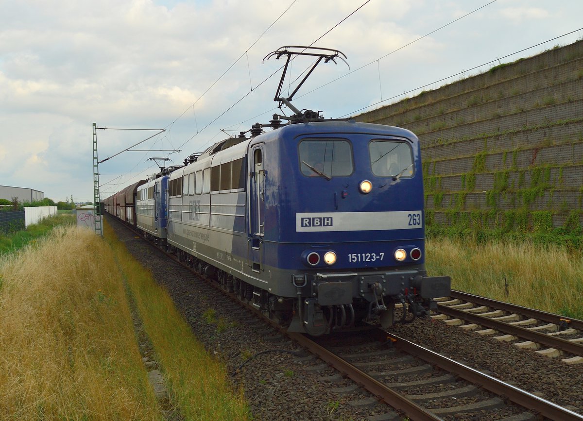 RBH 151 123-7 und die RBH 151 079-1 kommen mit einem Leerzug am Haken durch Allerheiligen gen Neuss gefahren am Abend des 24.7.2017