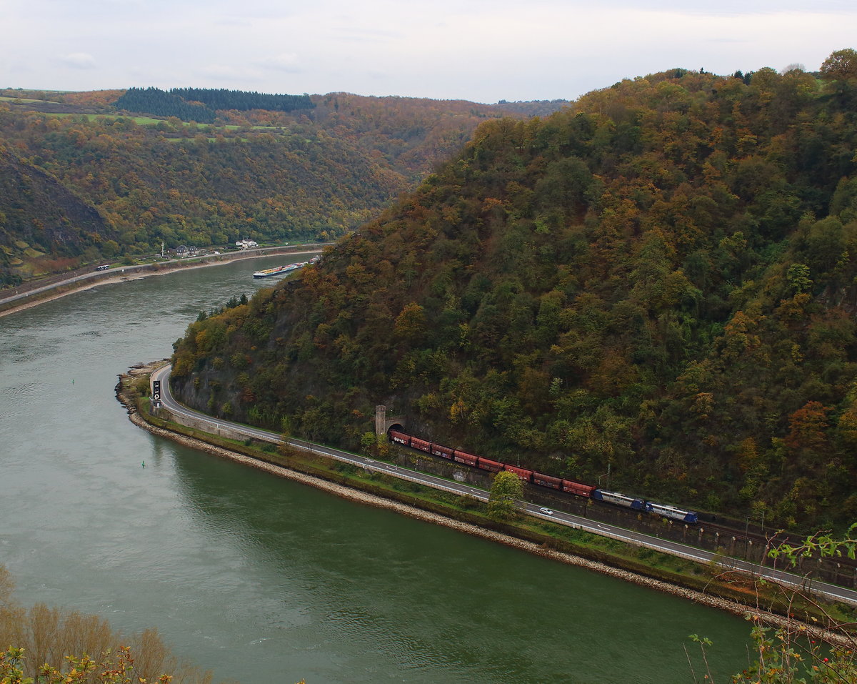 RBH 151 Doppel mit Kohlezug auf der Rheintalstrecke gen Koblenz durchfuhr gerade einen Tunnel bei der Loreley. Aufgenommen am 28.10.2017 auf der Loreley. 