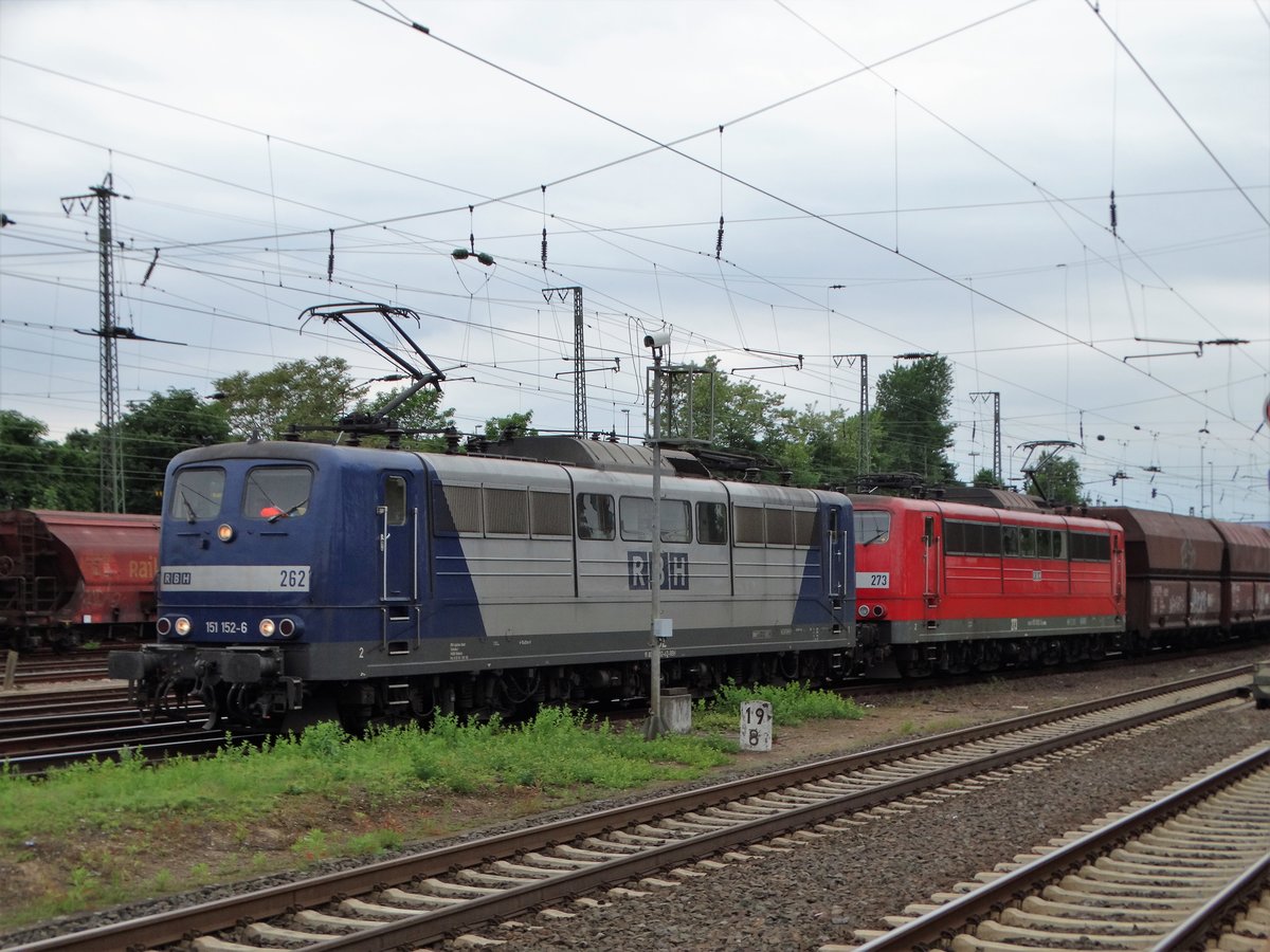 RBH 262 (151 152-6) und 273 (151 083) mit Kohlebomber in Hanau Hbf am 24.05.17