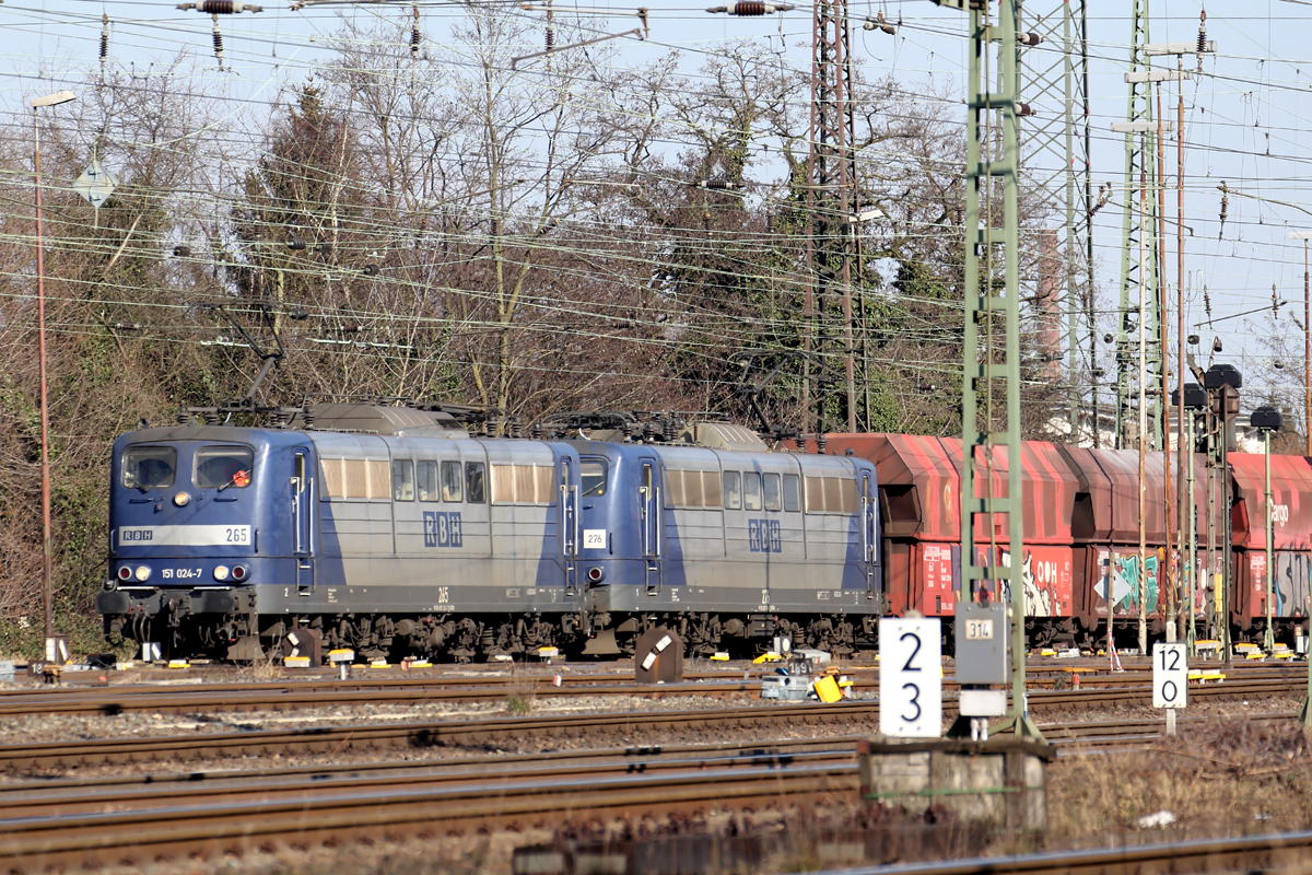 RBH 265 (151 024-7) mit RBH 276 (151 151-8) in Oberhausen-West 22.2.2018
