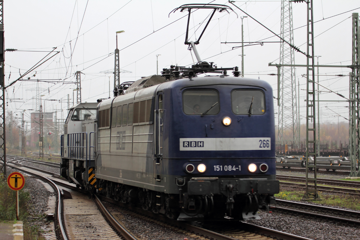 RBH 266 (151 084-1) mit RBH 801 (275 801-5) am Haken durchfahren im Regen Duisburg-Bissingheim 17.11.2015