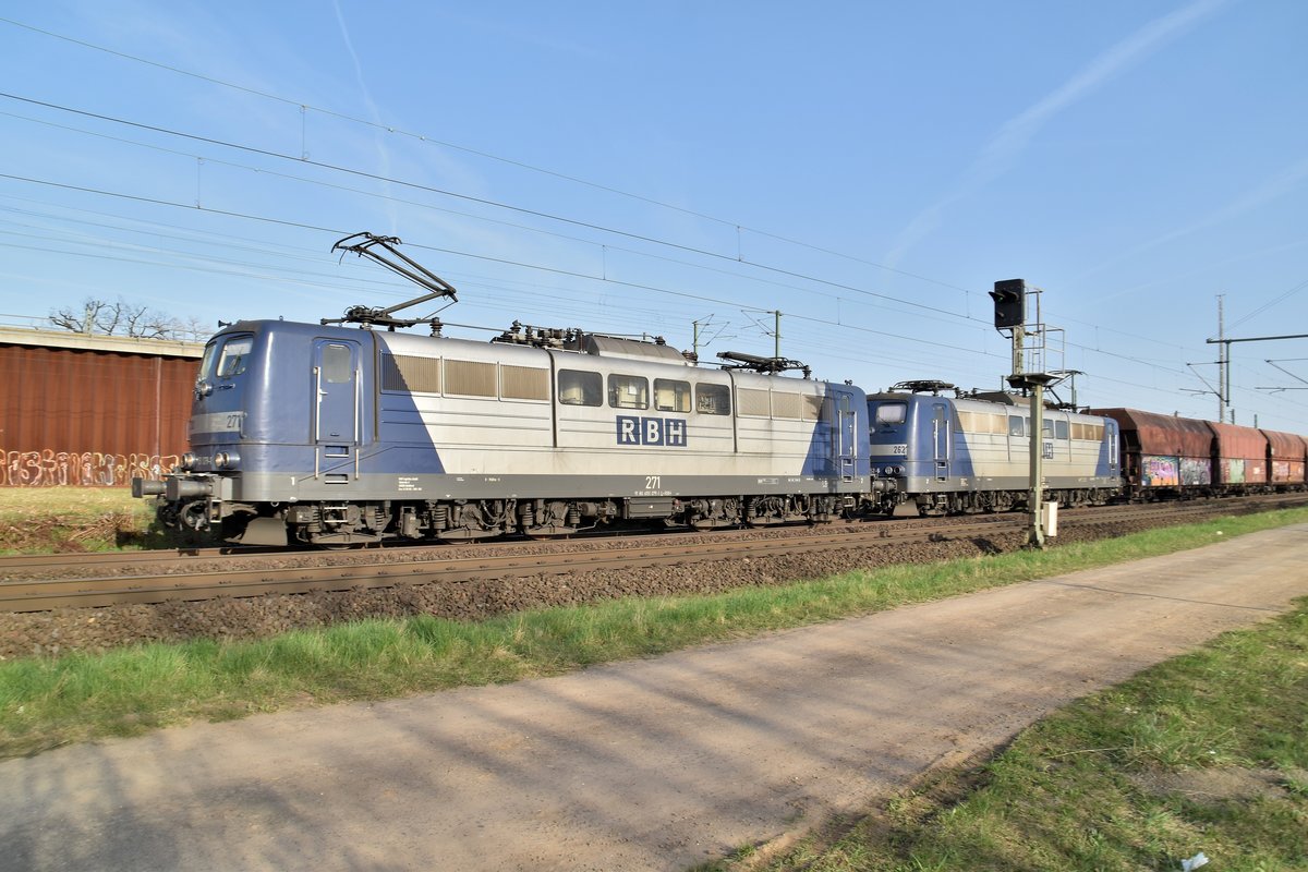 RBH 271 und RBH 262 kommen mit einem leeren Kohlewagenzug durch Wahn gen Köln gefahren. 7.4.2018