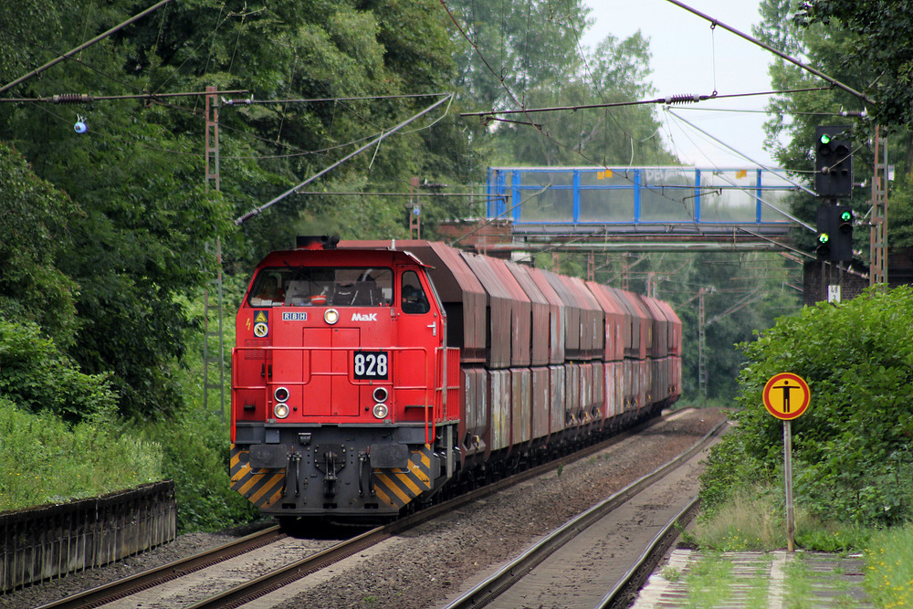 RBH 828 mit einem leeren Wagenpark, aufgenommen vom Bahnsteig des Haltepunkts Bottrop-Boy.
Aufnahmedatum: 20.07.2015