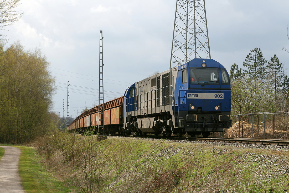 RBH 902 verlässt den Übergabebahnhof Julia in Recklinghausen mit Ziel Ibbenbüren.
Aufnahmedatum: 19. April 2013