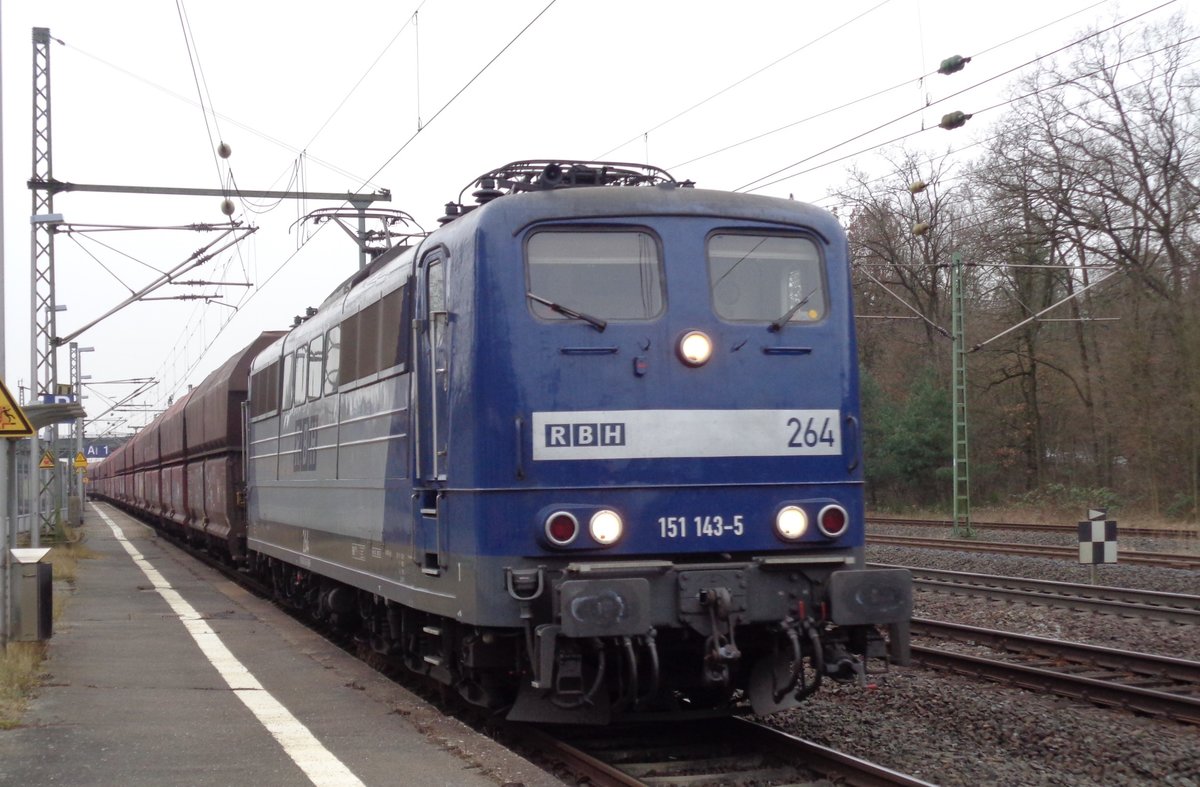 RBH Logistics 264 (151 143-5) am 07.02.17 in Neu-Isenburg Bhf. Das Foto hat ein Freund von mir gemacht und ich darf es veröffentlichen