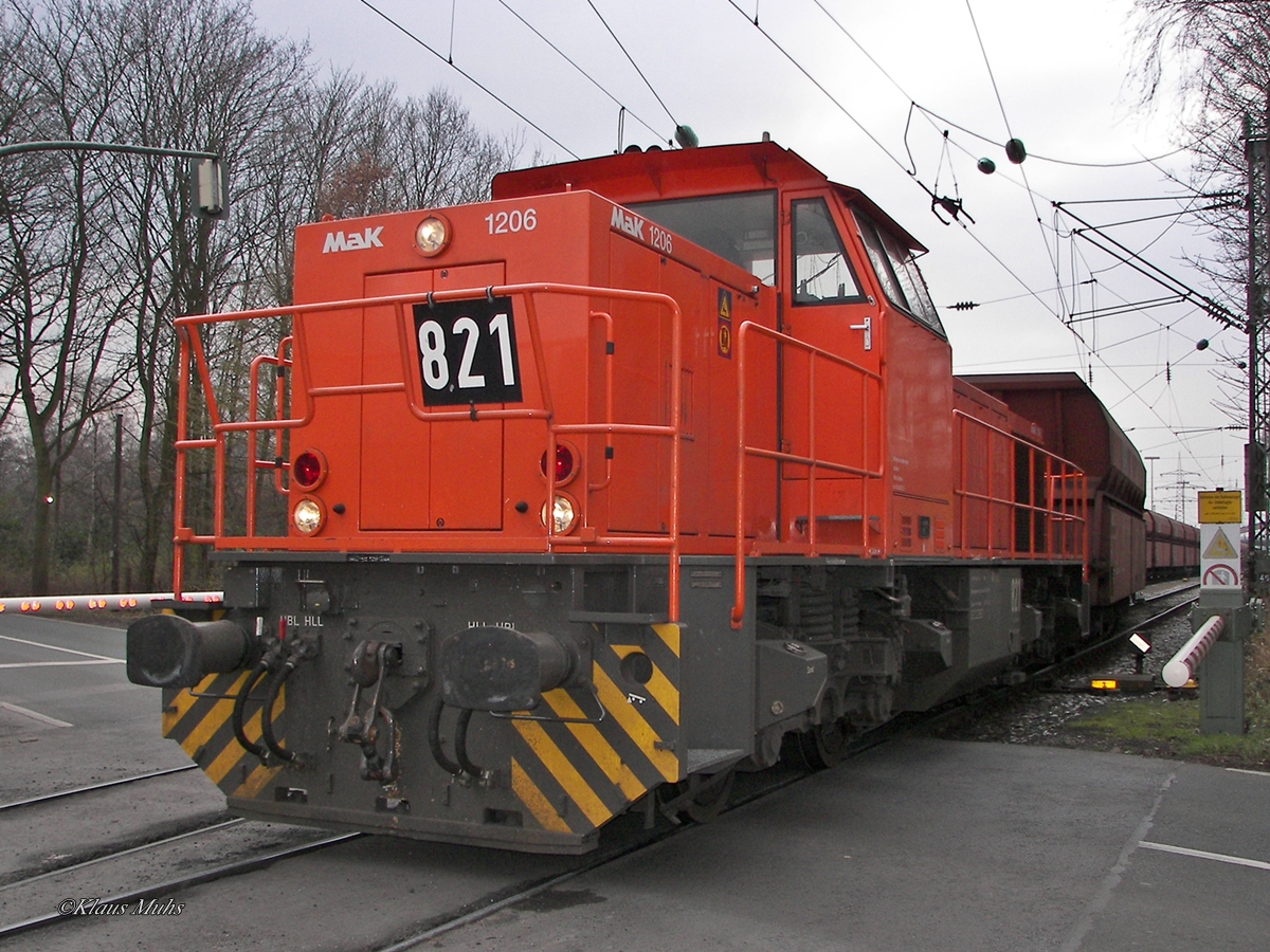 RBH821 am 24.03.2007 im ehemaligen Übergabebahnhof Recklinghausen-Hochlarmark.
Die Vossloh G1206, NVR.-Nr.:92 80 1275 001-6 D-DISPO, war von 2005 - 2014 für die RAG/RBH unterwegs, seit 1.6.2016 im Dienst für Chemion Logistik. 