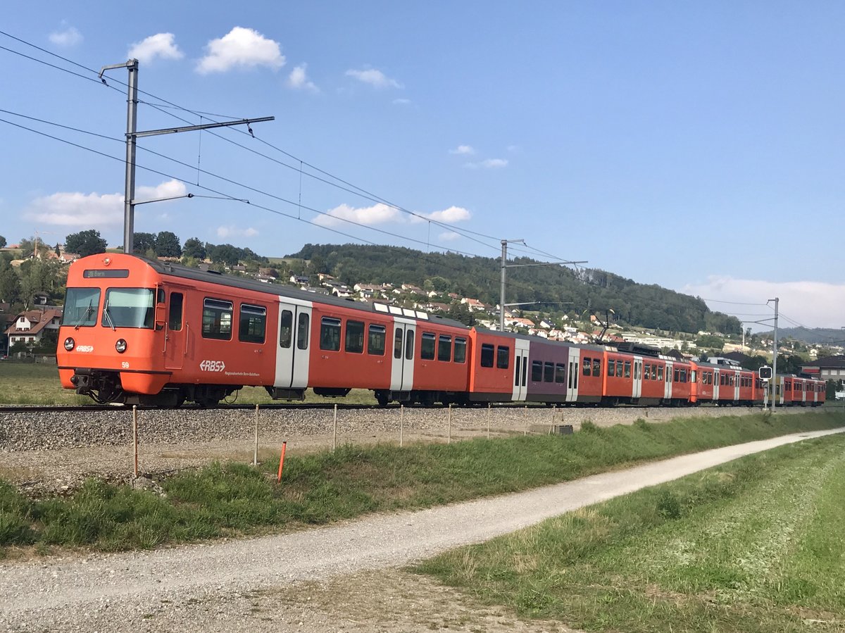 RBS Be 4/12 59 in Doppeltraktion mit Be 4/12 60 am 21.8.18 als S7 nach Bern, zwischen Stettlen und Deisswil.