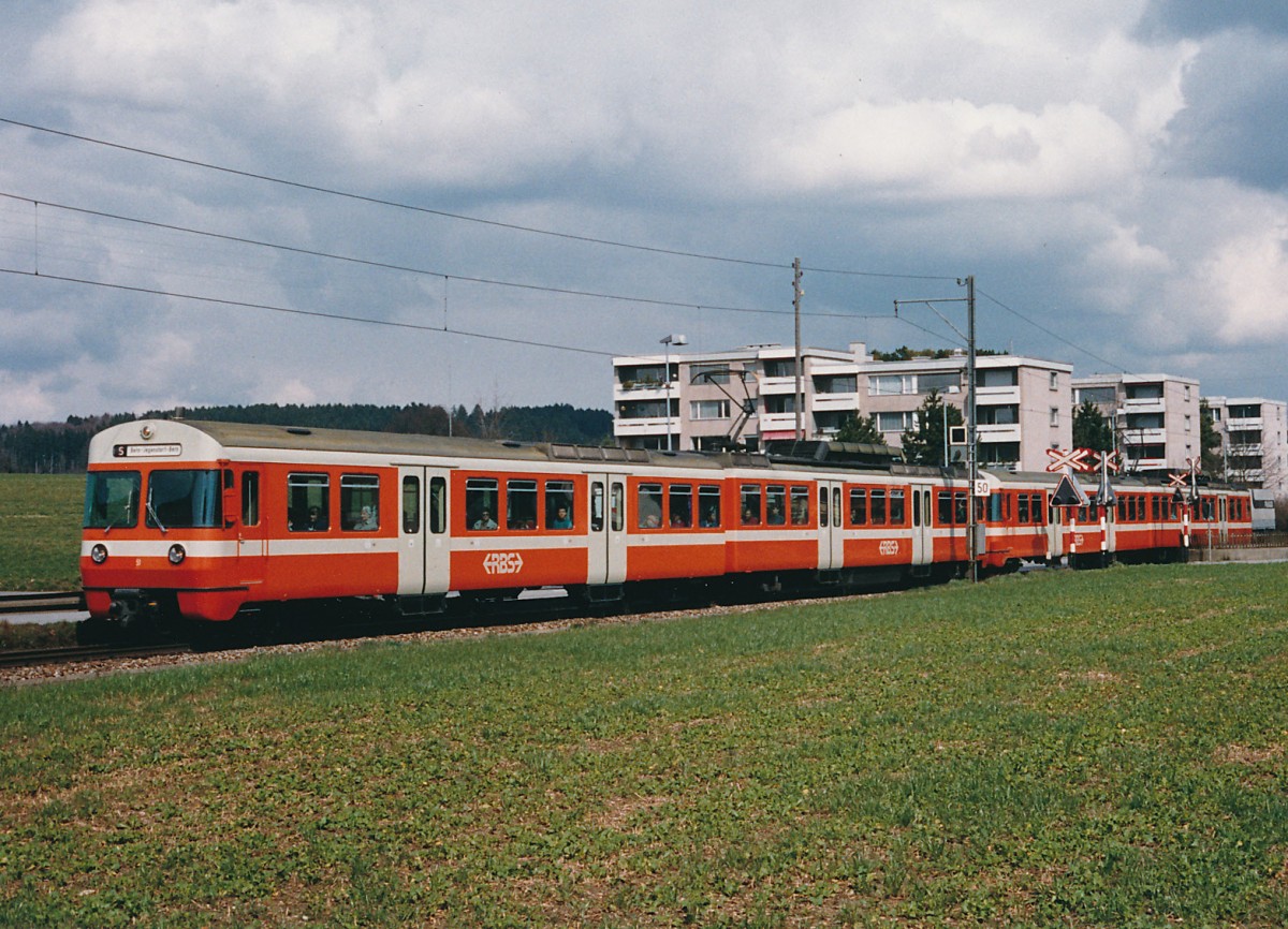 RBS: Be 4/8 Doppeltraktion  Mandarinli  noch auf der alten Linie bei Moosseedorf unterwegs am 28. Mrz 1988.
Foto: Walter Ruetsch