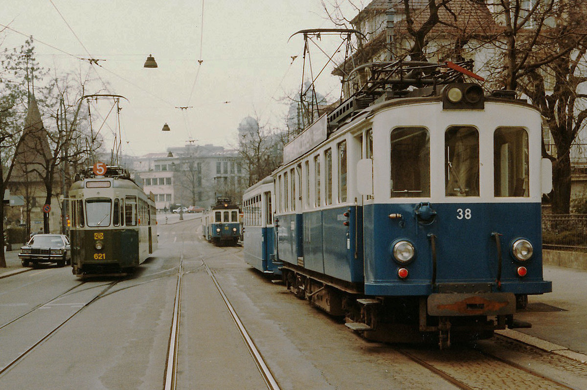 RBS/VBW:
 DR SCHNÄLLST WÄG NACH WORB 
MIT DEM BLAUE BÄHNLI WÄHREND DEN 80er-JAHREN DOKUMENTIERT. Seltene Begegnung in Bern Kirchenfeld.
Foto: Walter Ruetsch
