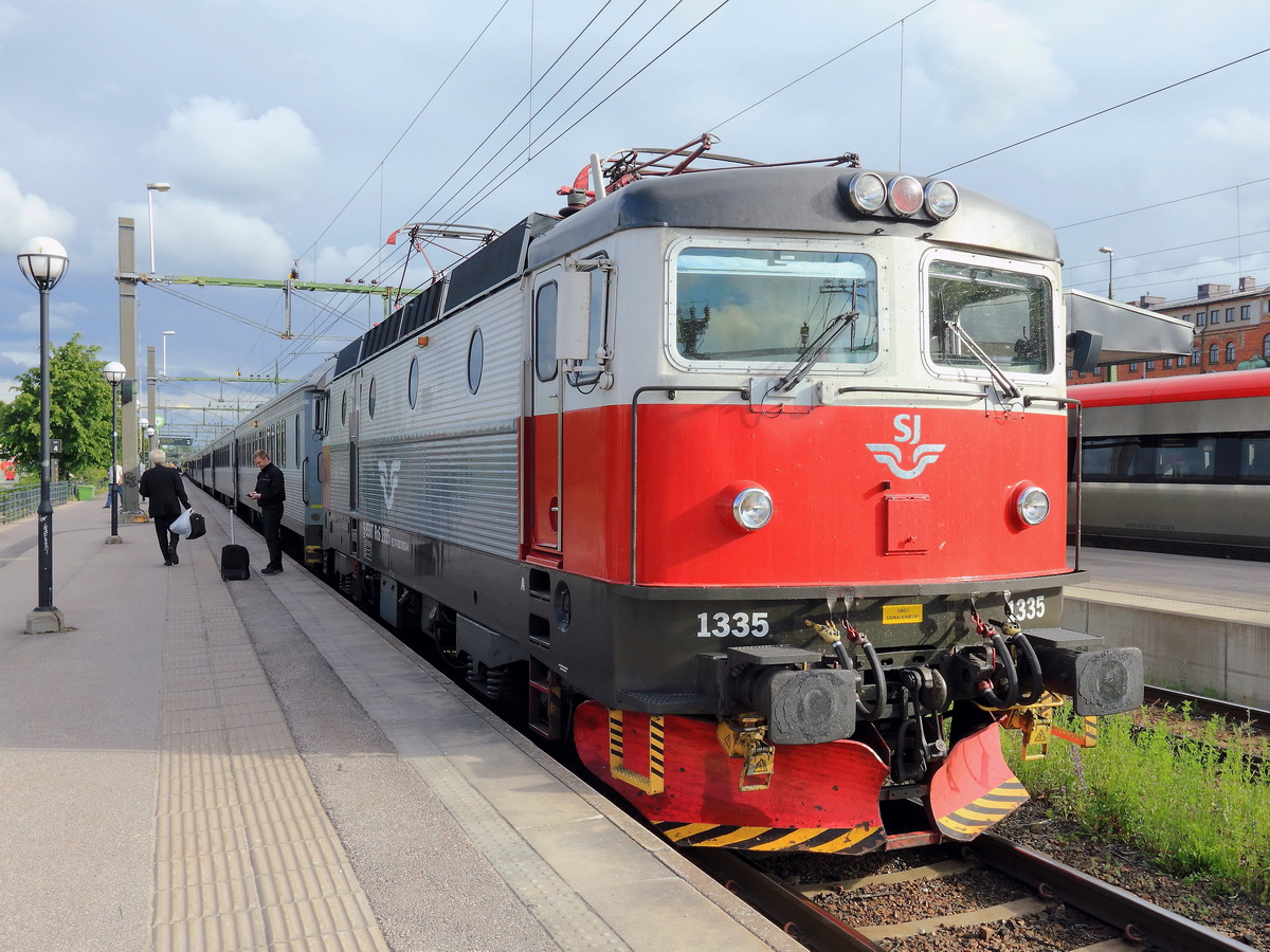 Rc4 1335 vor dem Nachtzug von Stockholm nach Narvik am 21. Juni 2016 in Gävle C beim Personalwechsel. 