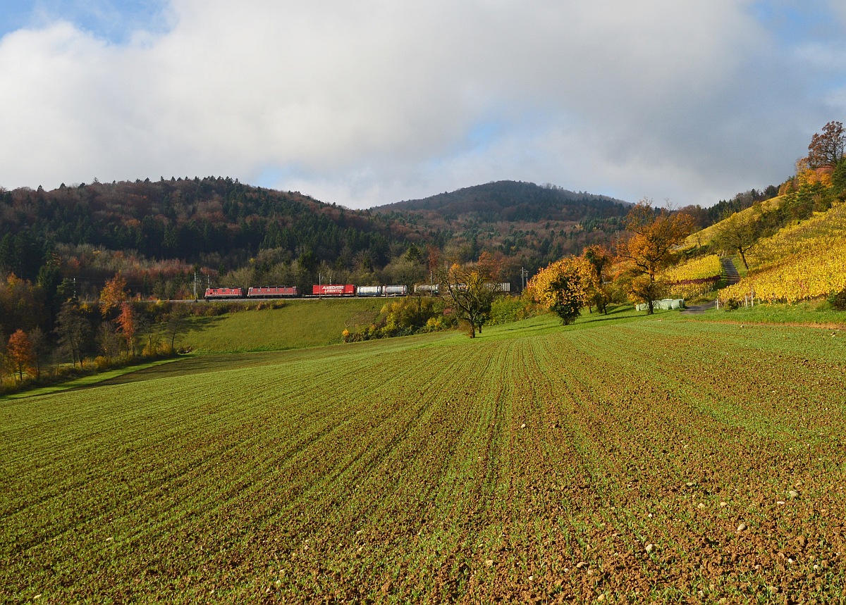 Re 10/10 mit Güter Richtung Basel. Villnachern 13. November 2014