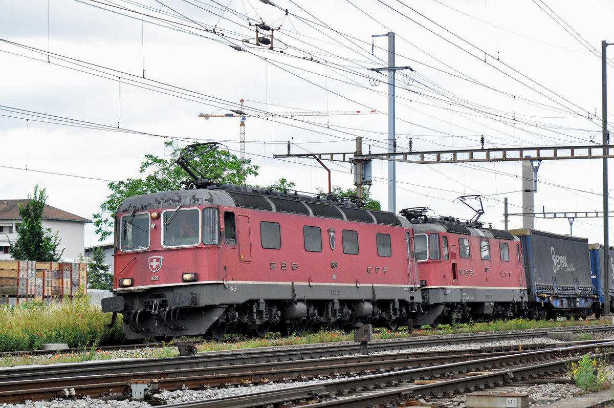 Re 10/10, mit den Loks 11629 und 11329, durchfahren den Bahnhof Pratteln. Die Aufnahme stammt vom 28.06.2016.